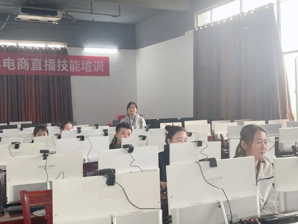 随州领秀技能培训学校首期建筑七大员考试举行！